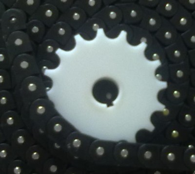 POM塑料鏈條在輸送設(shè)備及配件制造中的關(guān)鍵作用